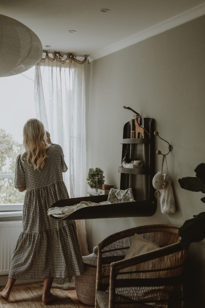 byBO design NATHI væghængt puslebord – Valnød