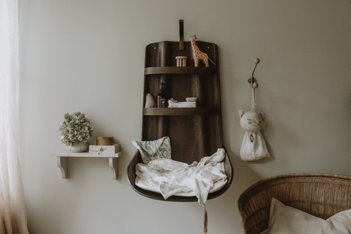 byBO design NATHI væghængt puslebord – Valnød