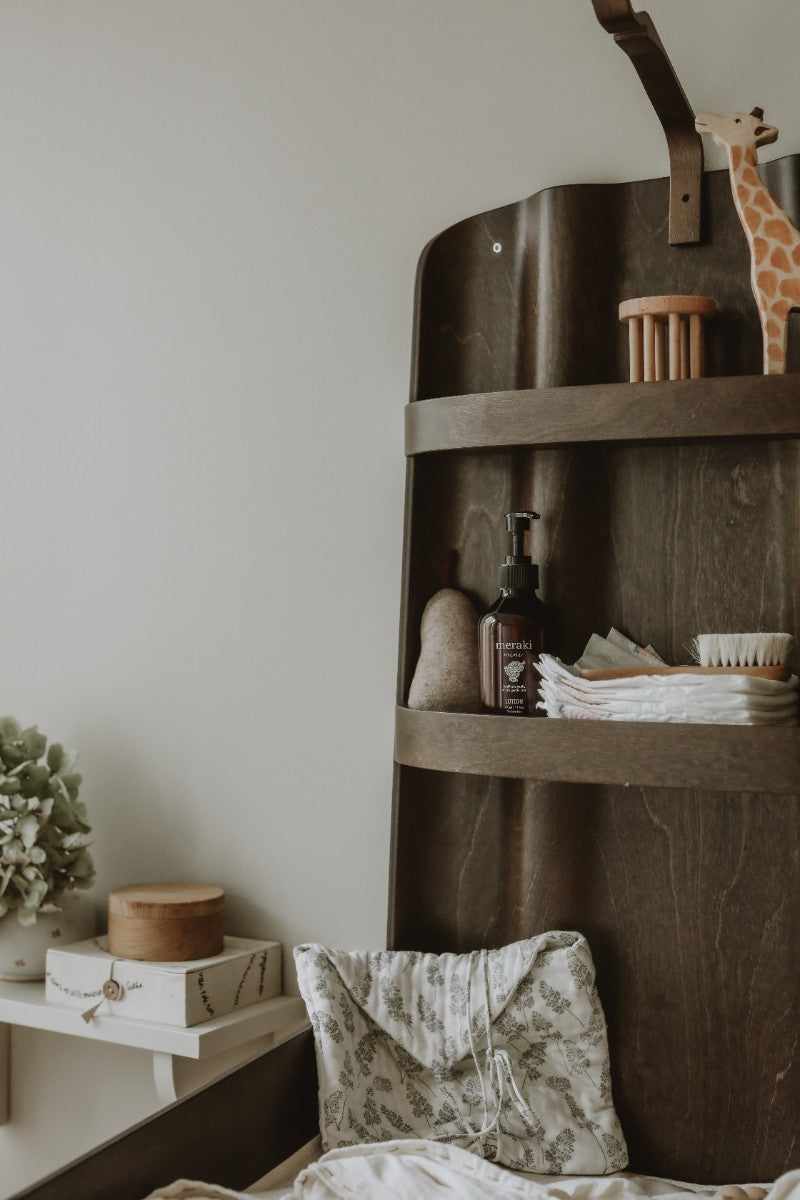 byBO design NATHI væghængt puslebord – Valnød