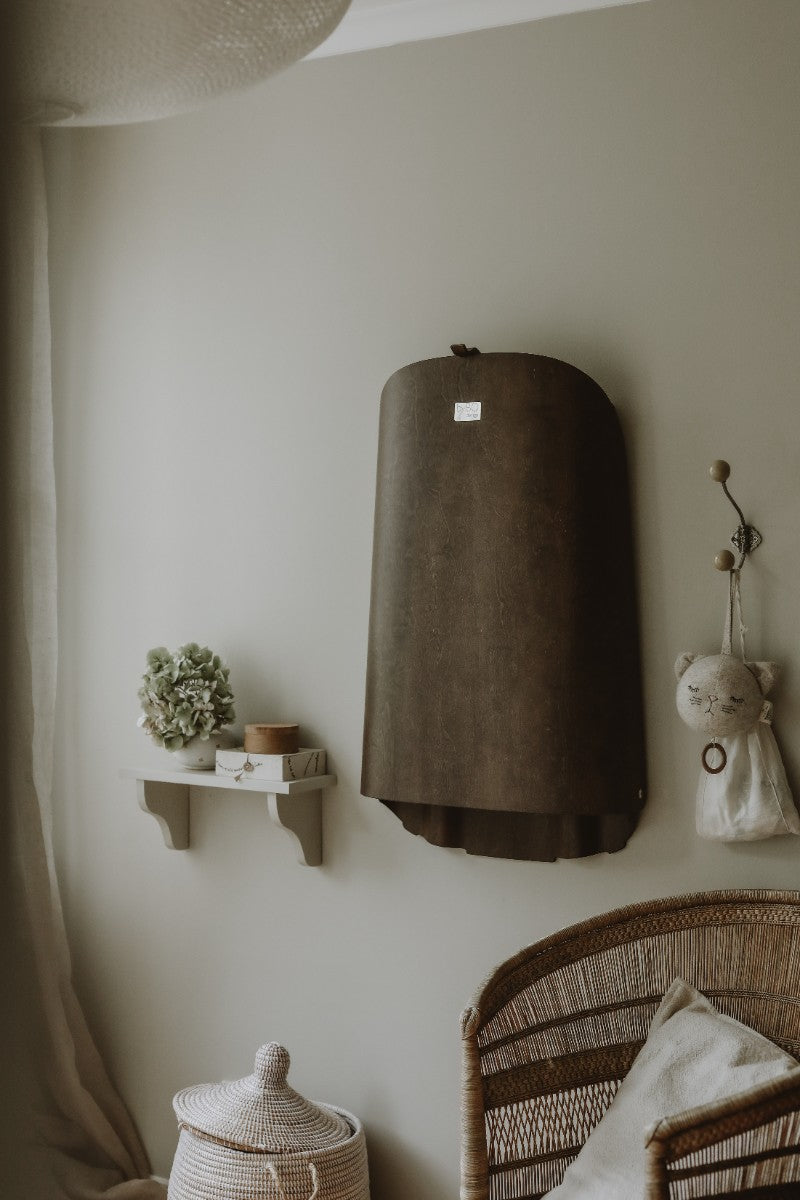 byBO design NATHI væghængt puslebord – Valnød