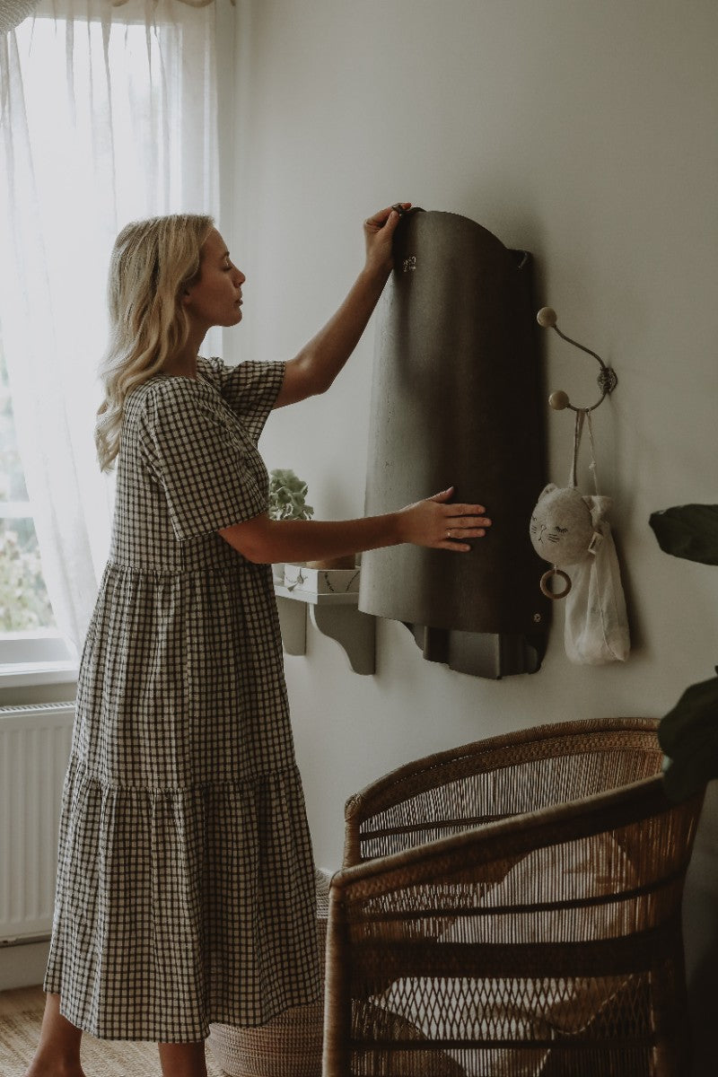 byBO design NATHI væghængt puslebord – Valnød