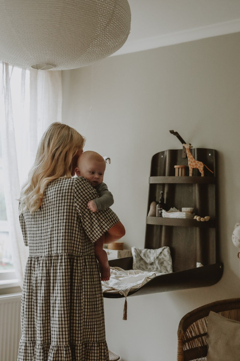 byBO design NATHI væghængt puslebord – Valnød