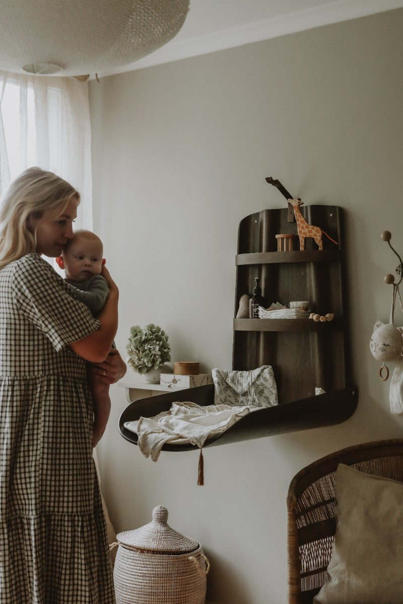 byBO design NATHI væghængt puslebord – Valnød