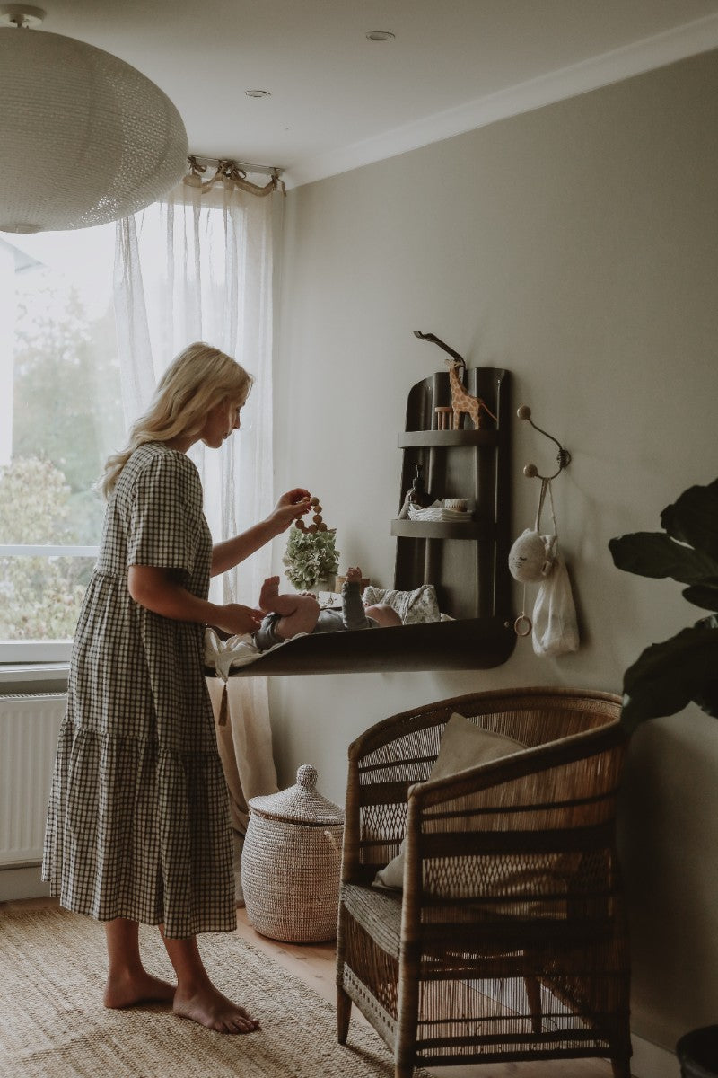 byBO design NATHI væghængt puslebord – Valnød