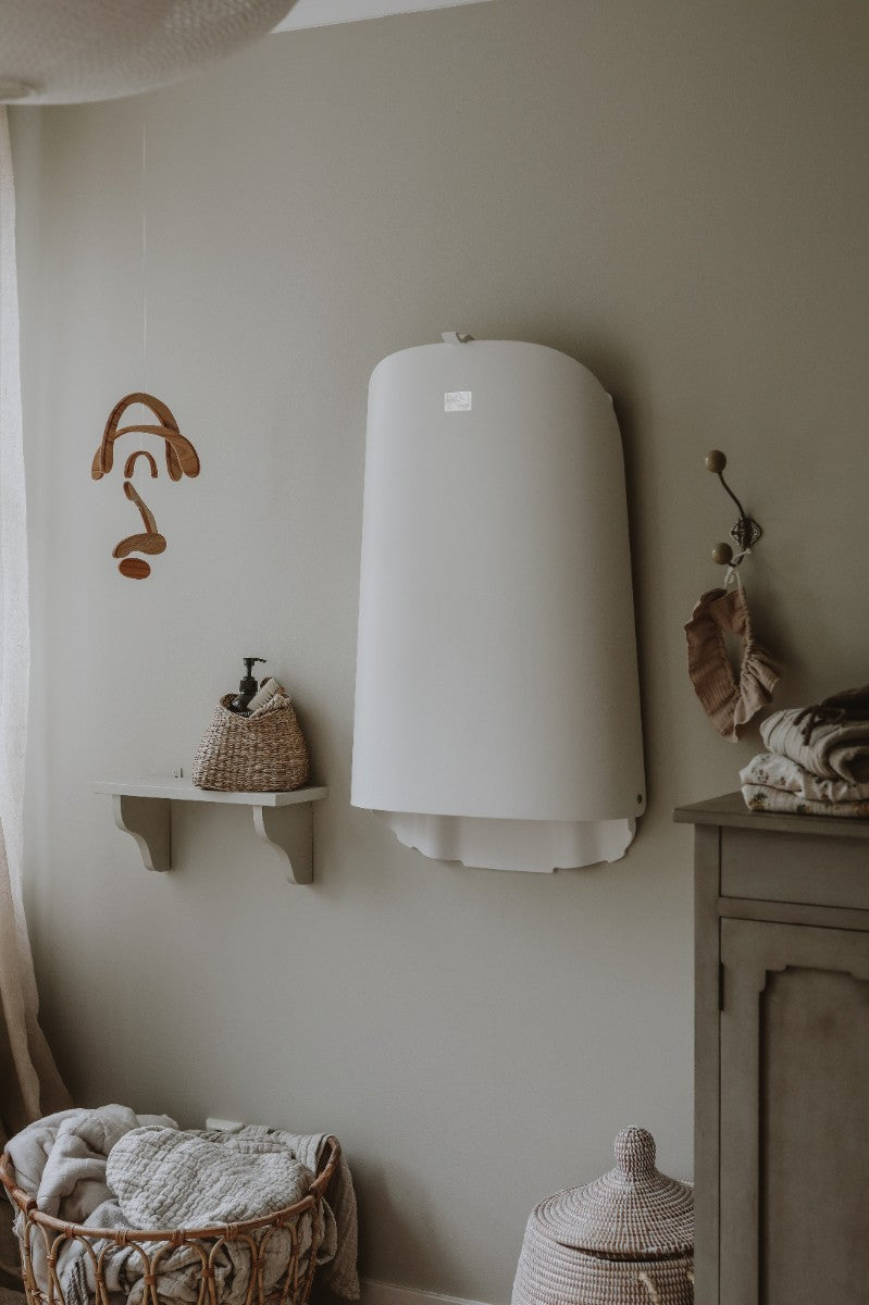 byBO design NATHI væghængt puslebord – Hvid