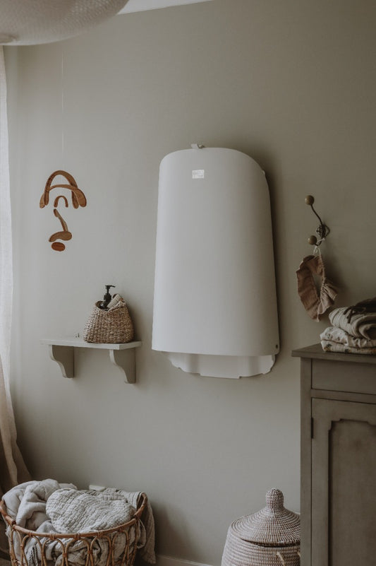 byBO design NATHI væghængt puslebord – Hvid