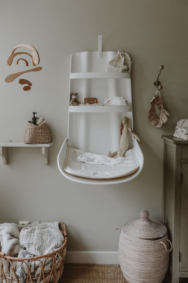 byBO design NATHI væghængt puslebord – Hvid