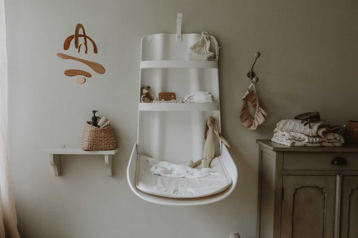 byBO design NATHI væghængt puslebord – Hvid