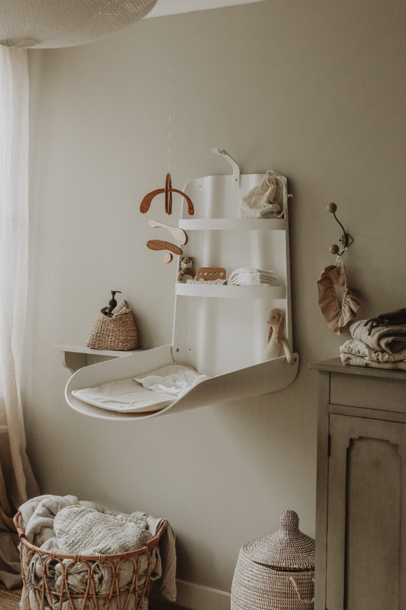 byBO design NATHI væghængt puslebord – Hvid