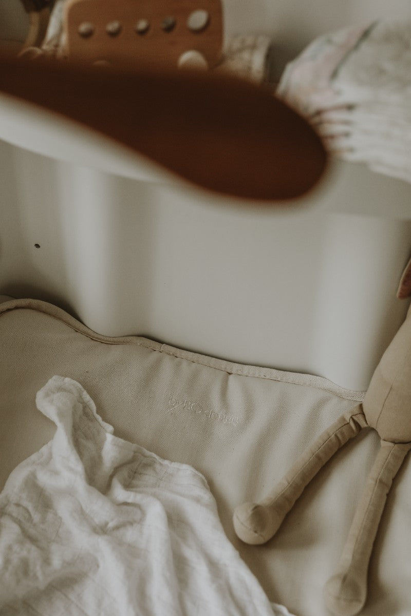 byBO design NATHI væghængt puslebord – Hvid