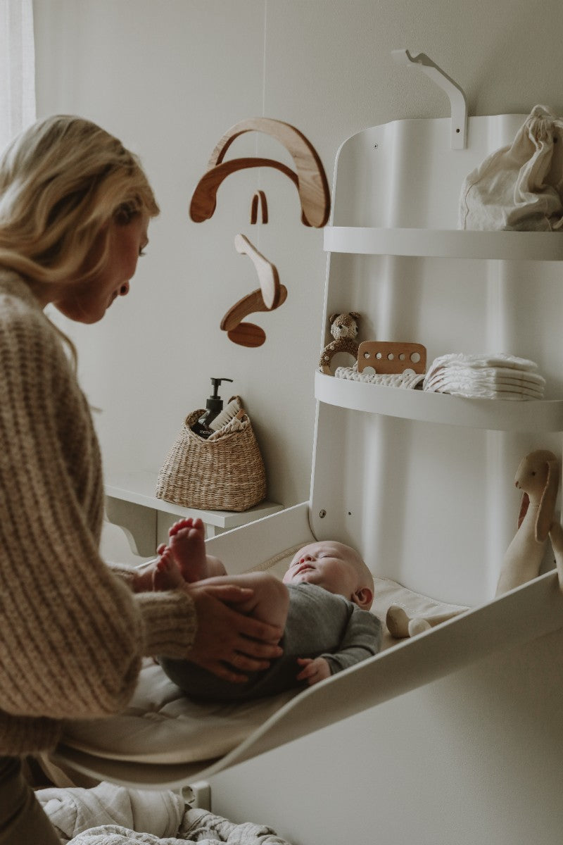 byBO design NATHI væghængt puslebord – Hvid