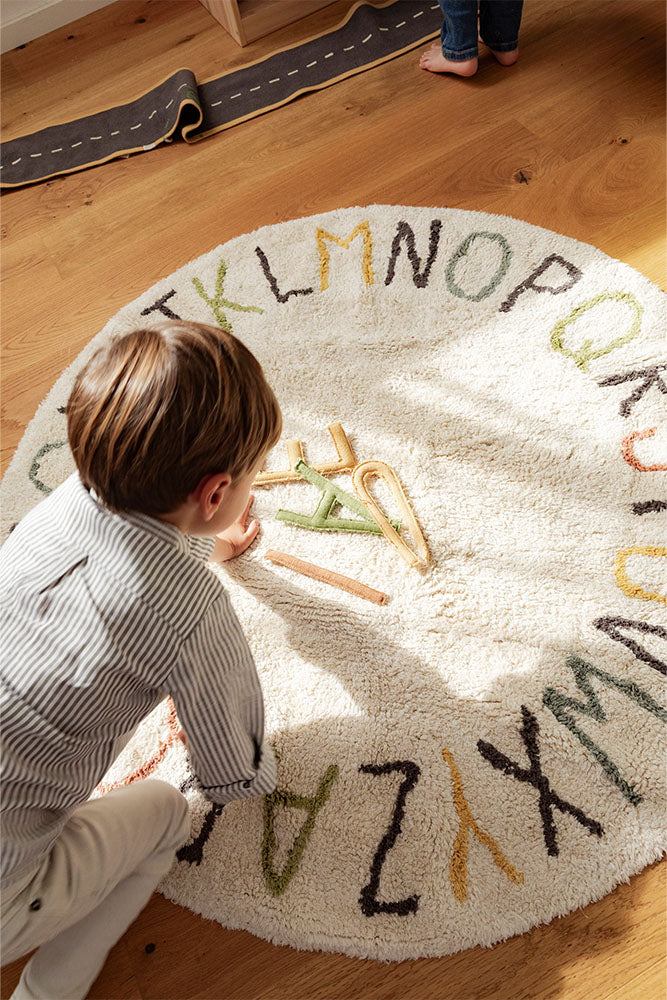 Lorena Canals vaskbart legetæppe ABC Color and Letters Ø120 cm – natur