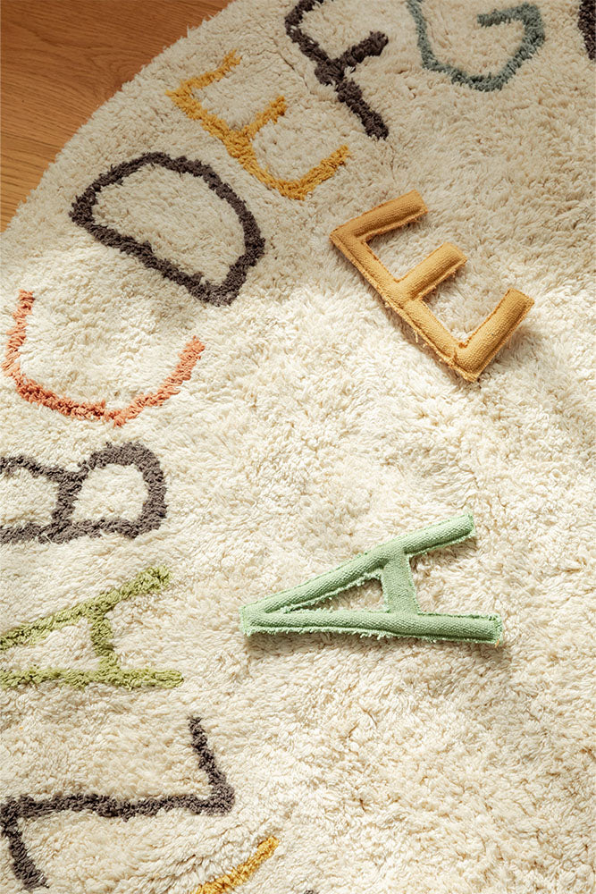 Lorena Canals vaskbart legetæppe ABC Color and Letters Ø120 cm – natur