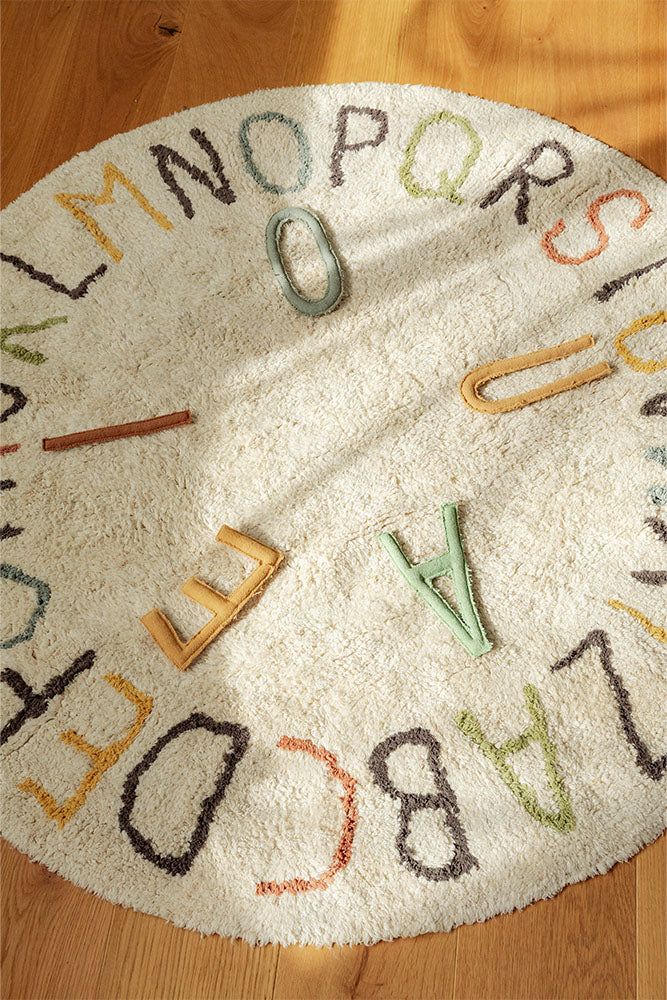 Lorena Canals vaskbart legetæppe ABC Color and Letters Ø120 cm – natur
