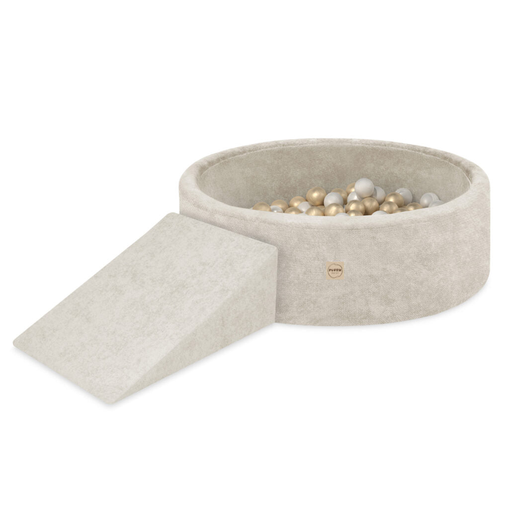 Plush Nest skumtrekant til boldbassin – premium chenille – Beige