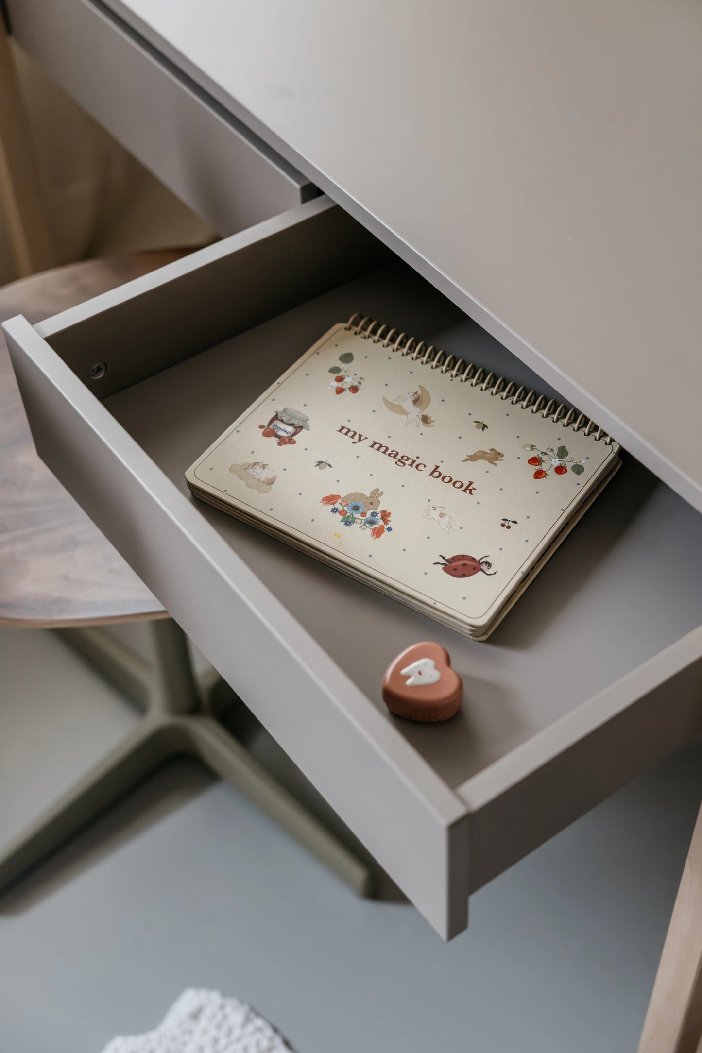 Wood Luck Design - Basic - skrivebord med skuffer – trøffel