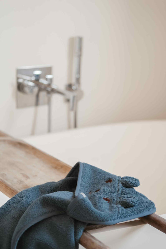 Fabelab badehåndklæde med hætte – Bjørn – Goblin Blue