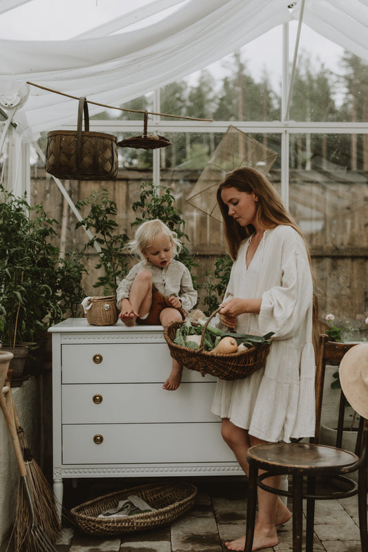 Gustavienne kommode i hvid – klassisk kommode med 3 skuffer