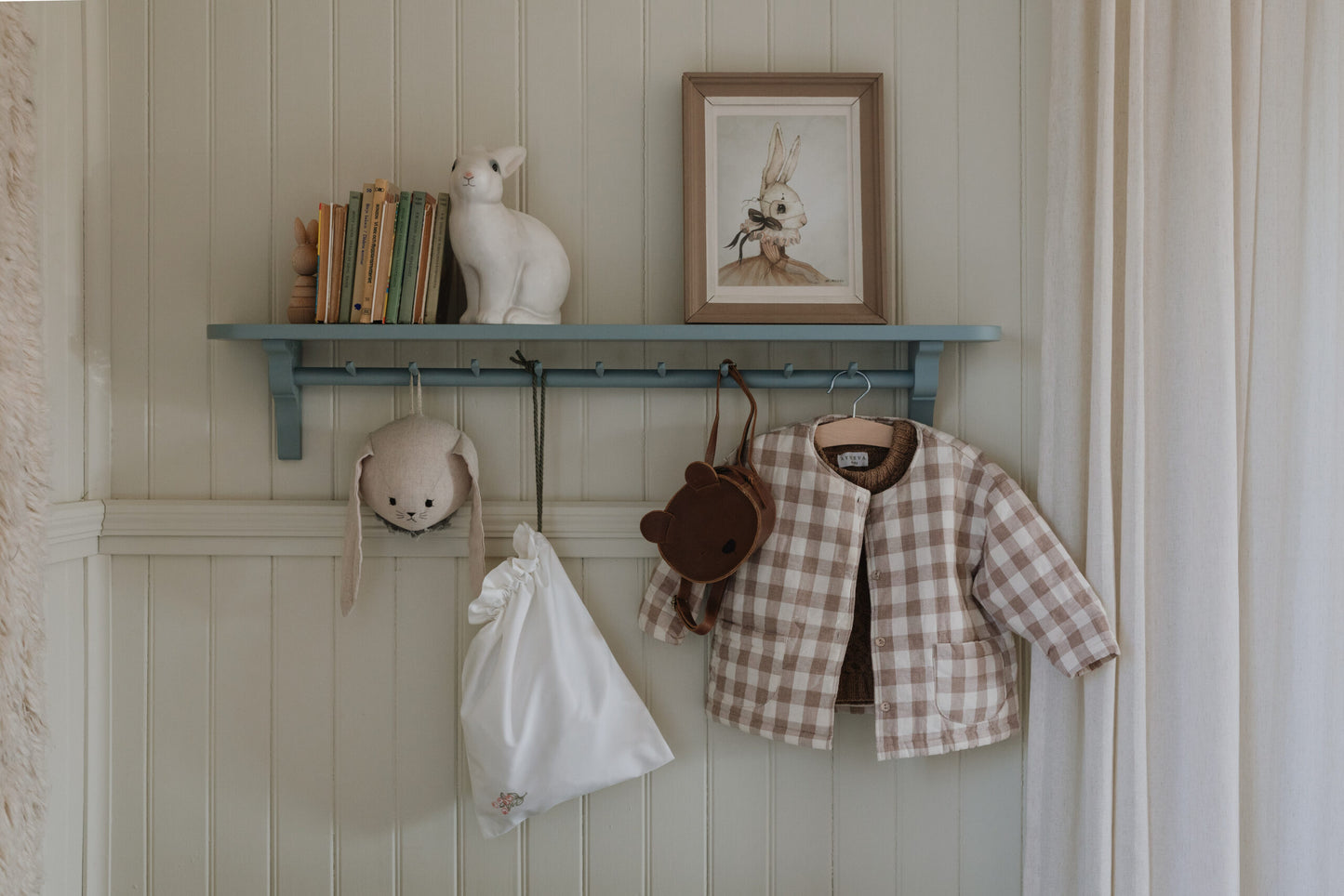 Gustavienne hylde/knagerække med 7 knager - Gustavian Blue