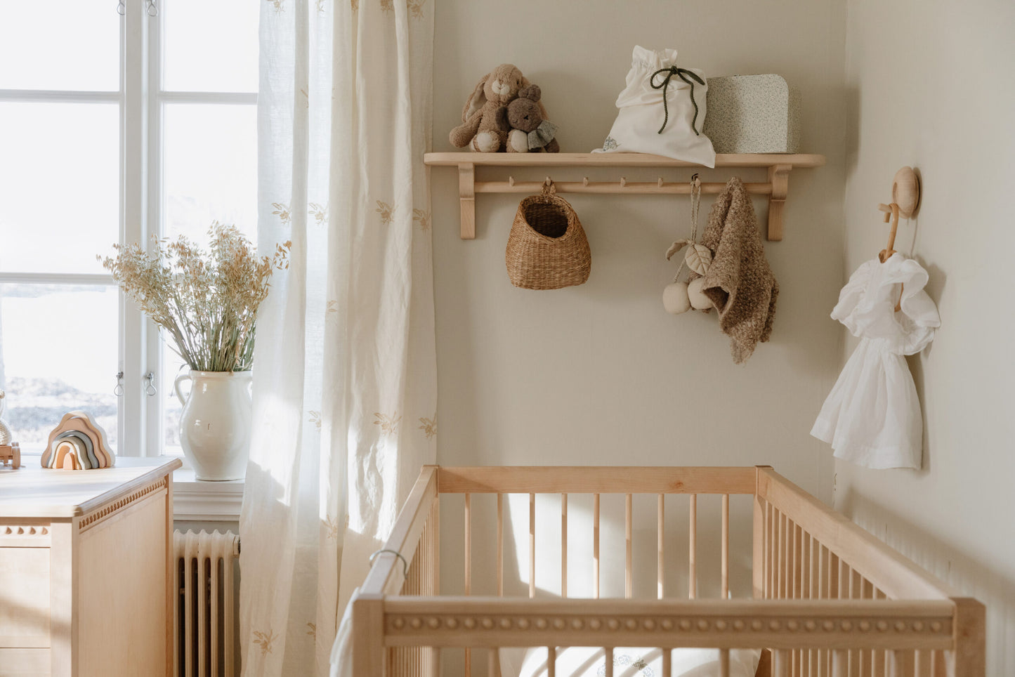 Gustavienne hylde/knagerække med 9 knager - Birketræ