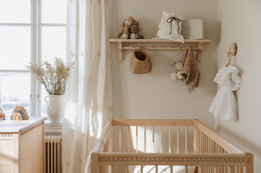 Gustavienne hylde/knagerække med 7 knager - Birketræ