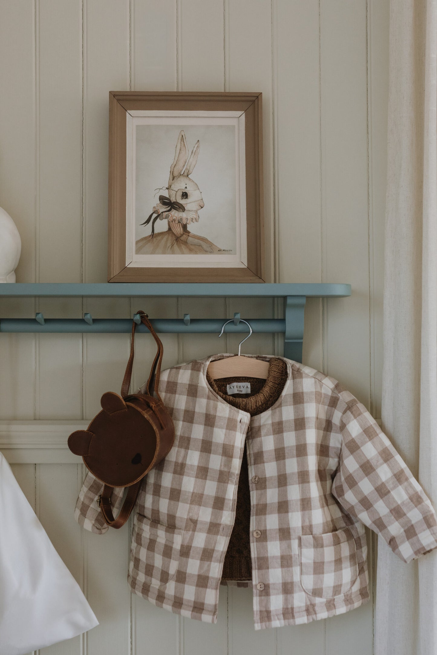 Gustavienne hylde/knagerække med 9 knager - Gustavian Blue