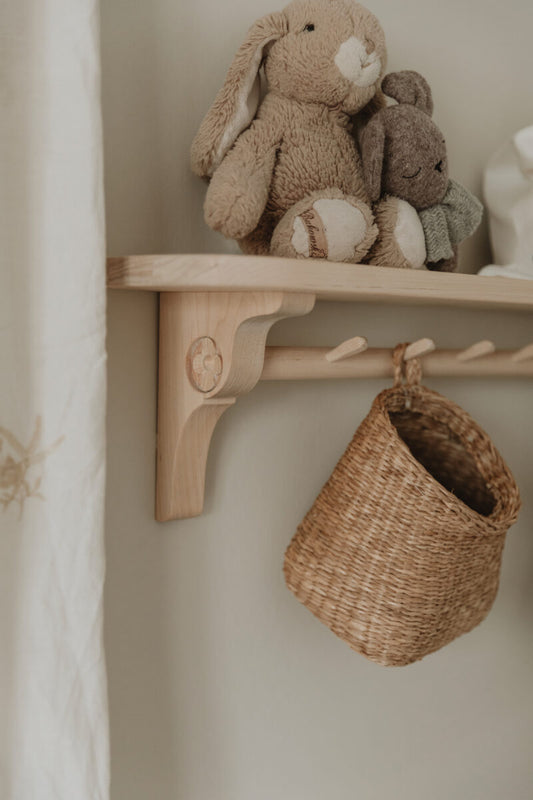 Gustavienne hylde/knagerække med 9 knager - Birketræ
