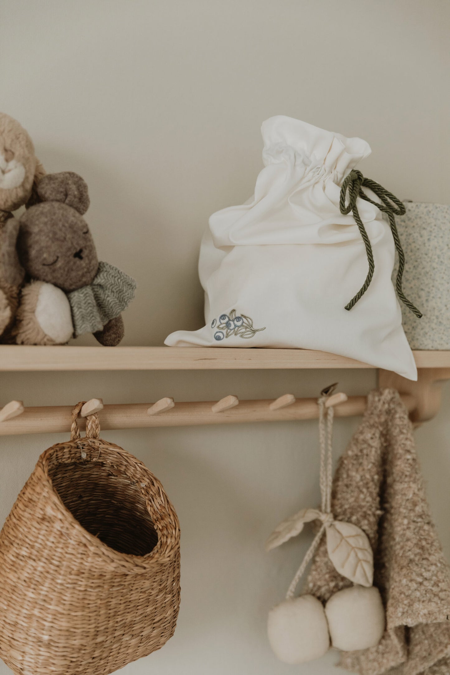 Gustavienne hylde/knagerække med 7 knager - Birketræ