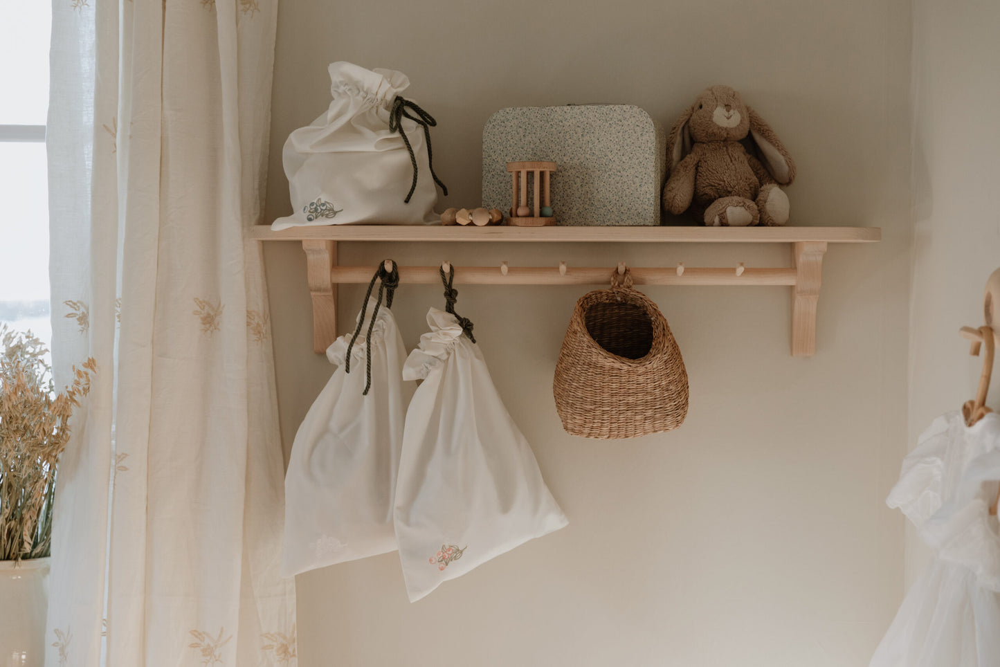 Gustavienne hylde/knagerække med 9 knager - Birketræ