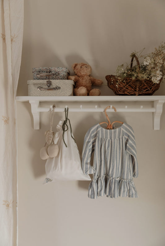 Gustavienne hylde/knagerække med 9 knager - Hvid