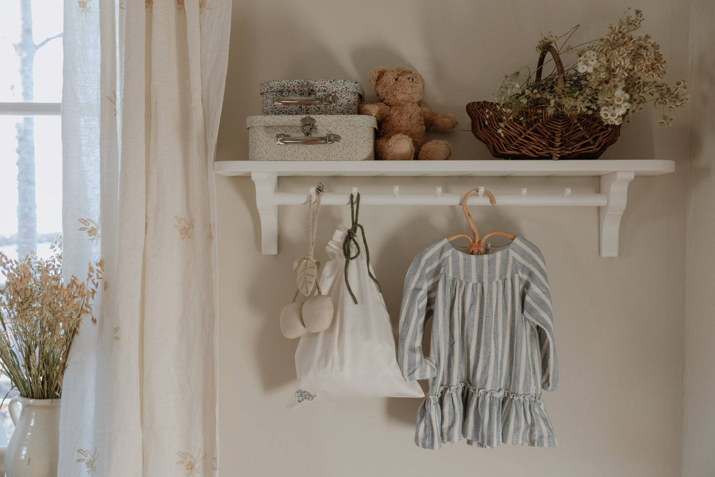 Gustavienne hylde/knagerække med 9 knager - Hvid