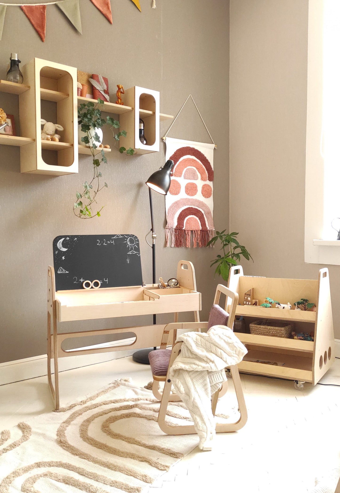 Luula Berta Montessori Bogreol på Hjul – Opbevaring og Rolleleg