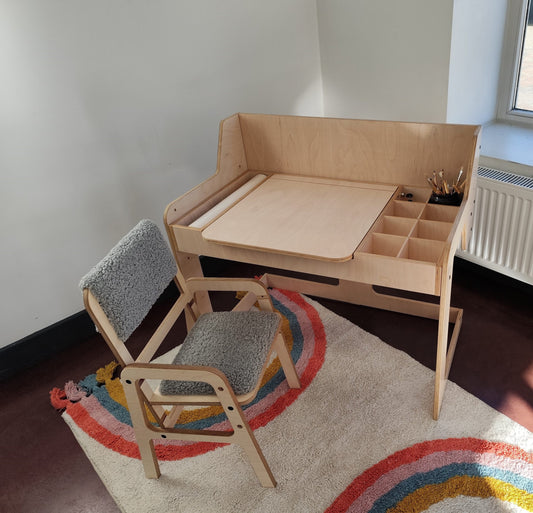 Luula Montessori bord- og stolesæt – justerbar højde – Teddy Gray