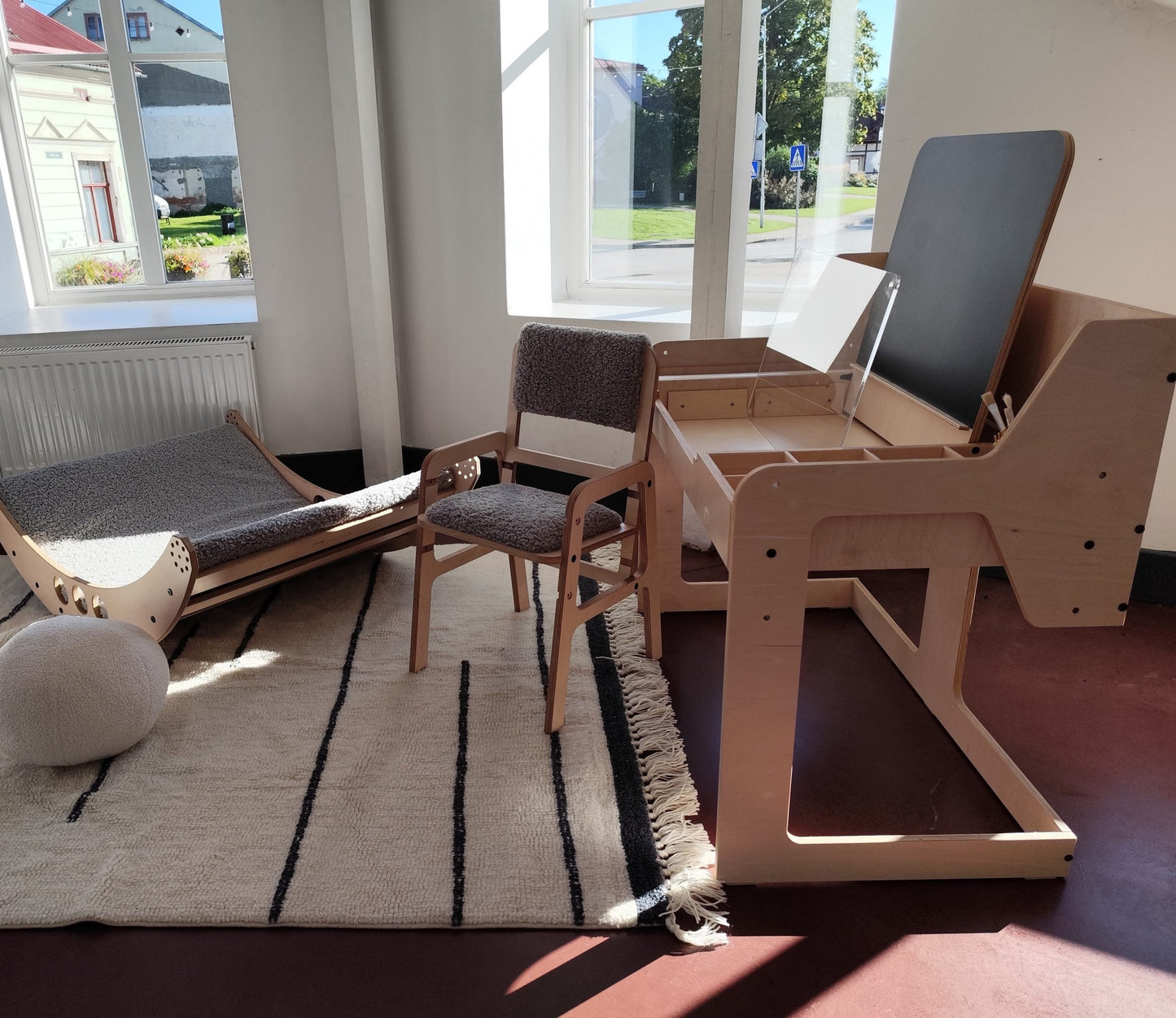 Luula Montessori bord- og stolesæt – justerbar højde – Teddy Gray