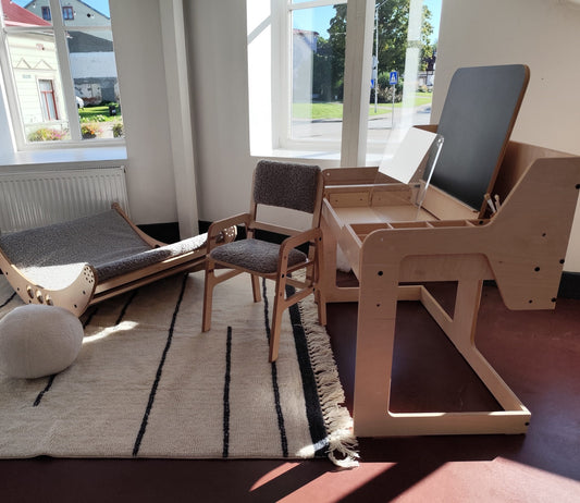 Luula Montessori bord- og stolesæt – justerbar højde – Teddy Gray
