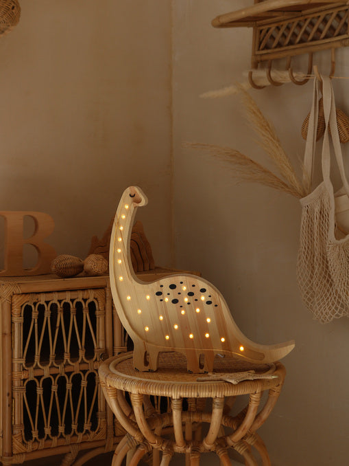 Little Lights Dino Diplodocus lampe i træ - flere farver