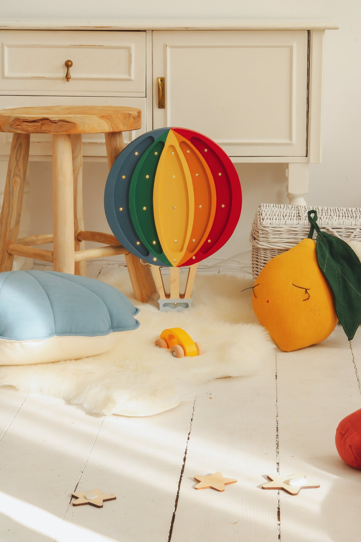 Little Lights Hot Air Balloon lampe i træ - flere farver