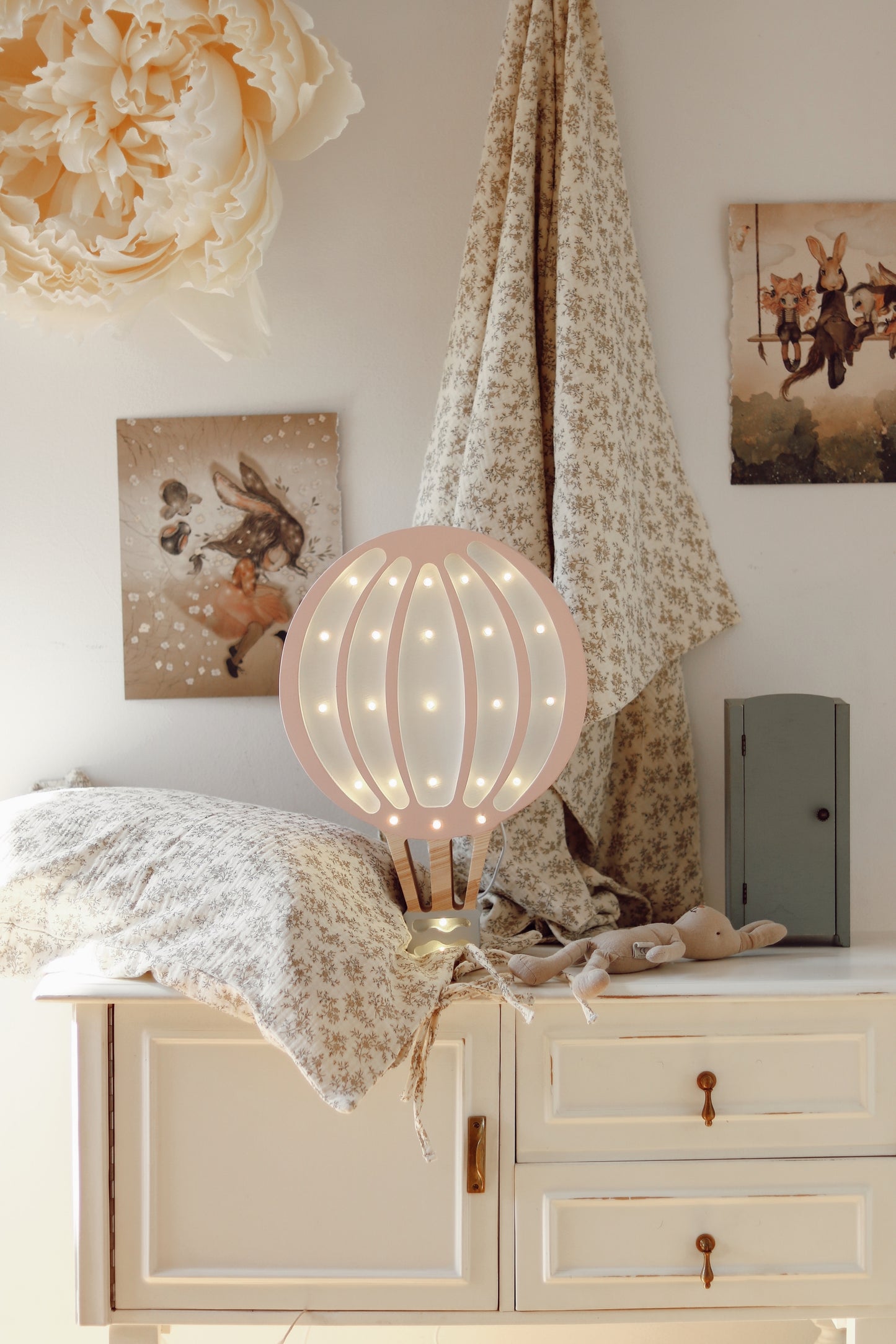 Little Lights Hot Air Balloon lampe i træ - flere farver