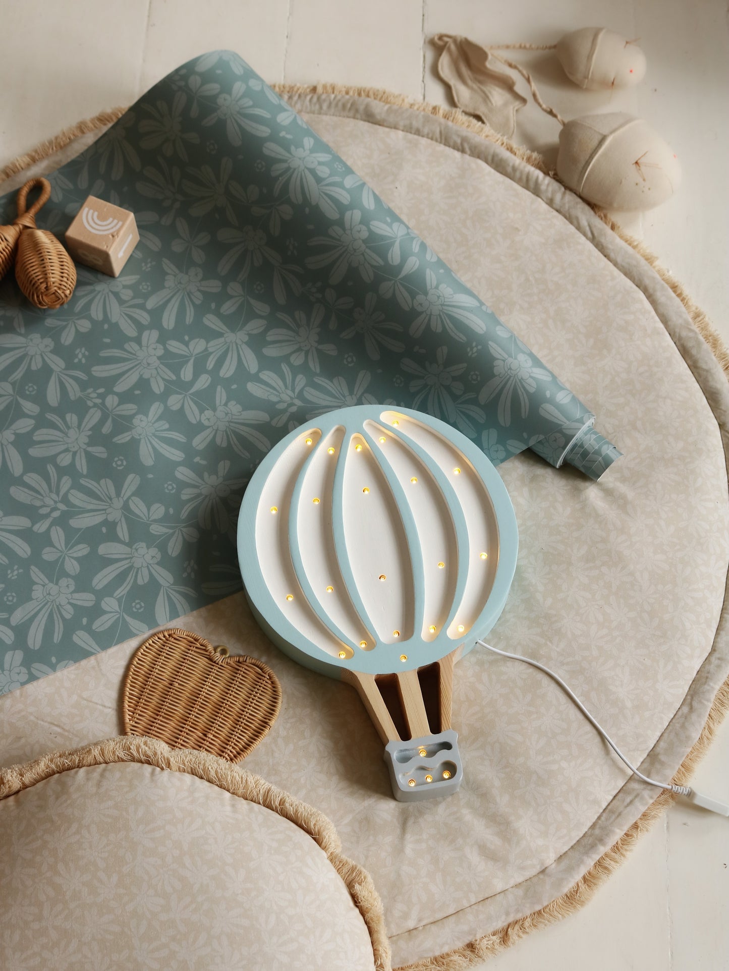 Little Lights Hot Air Balloon lampe i træ - flere farver