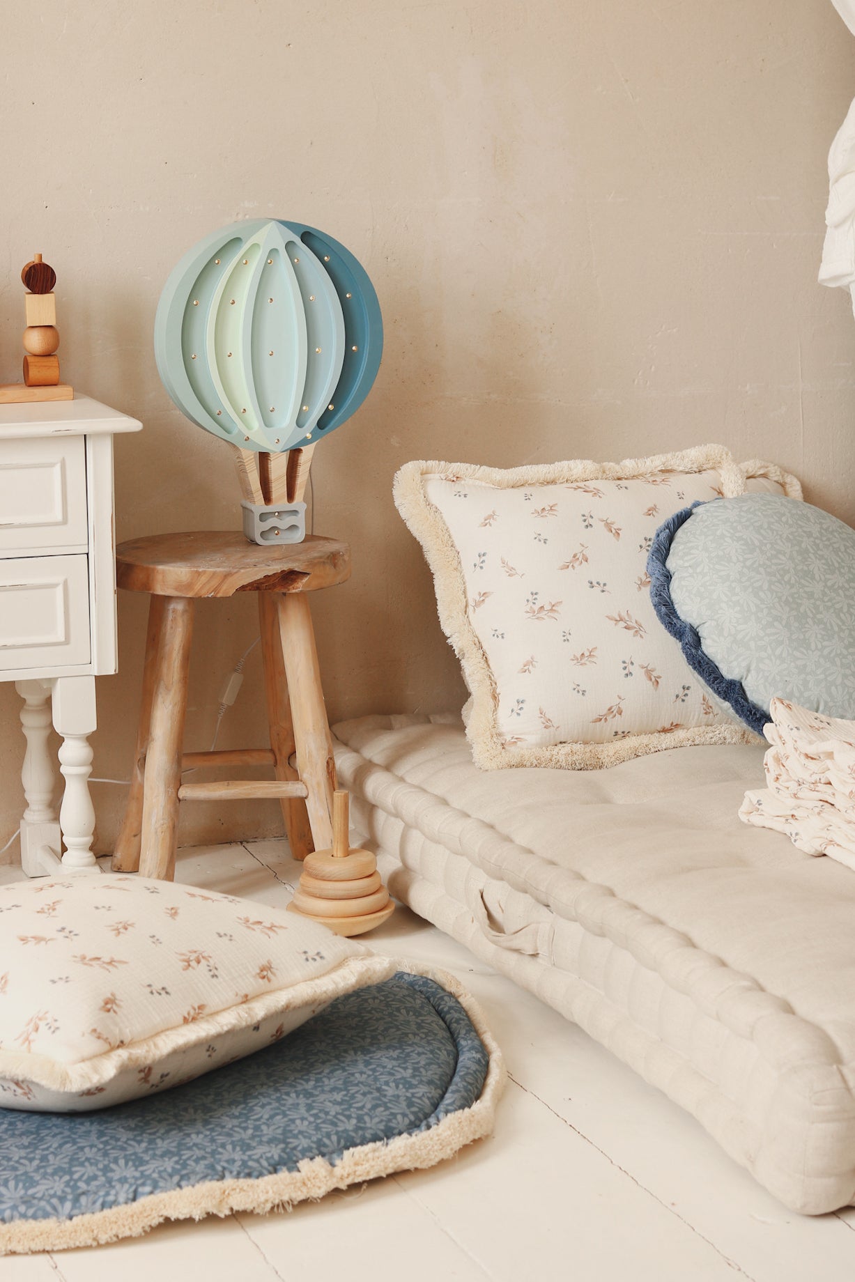 Little Lights Hot Air Balloon lampe i træ - flere farver