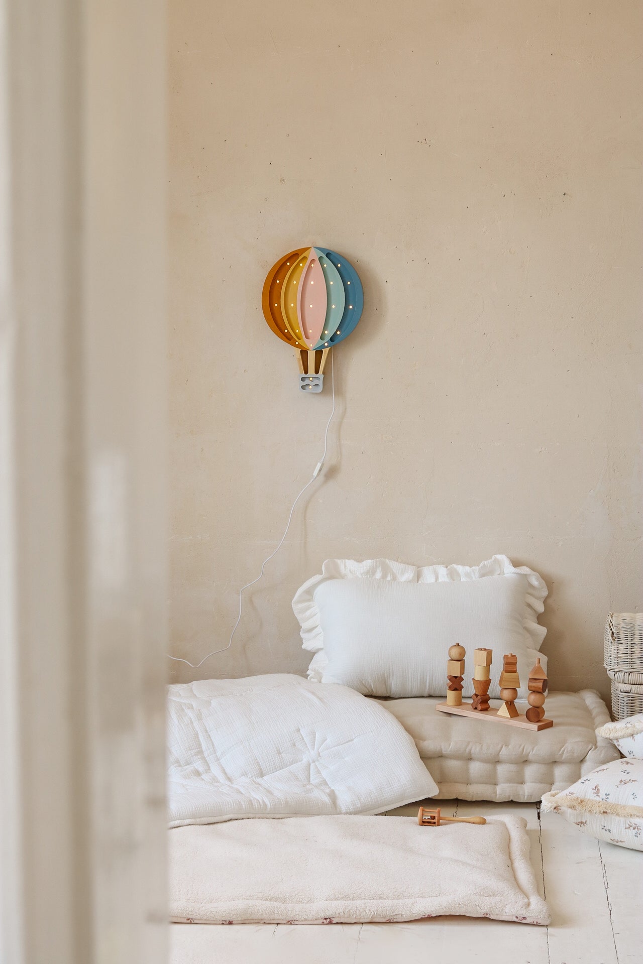 Little Lights Hot Air Balloon lampe i træ - flere farver