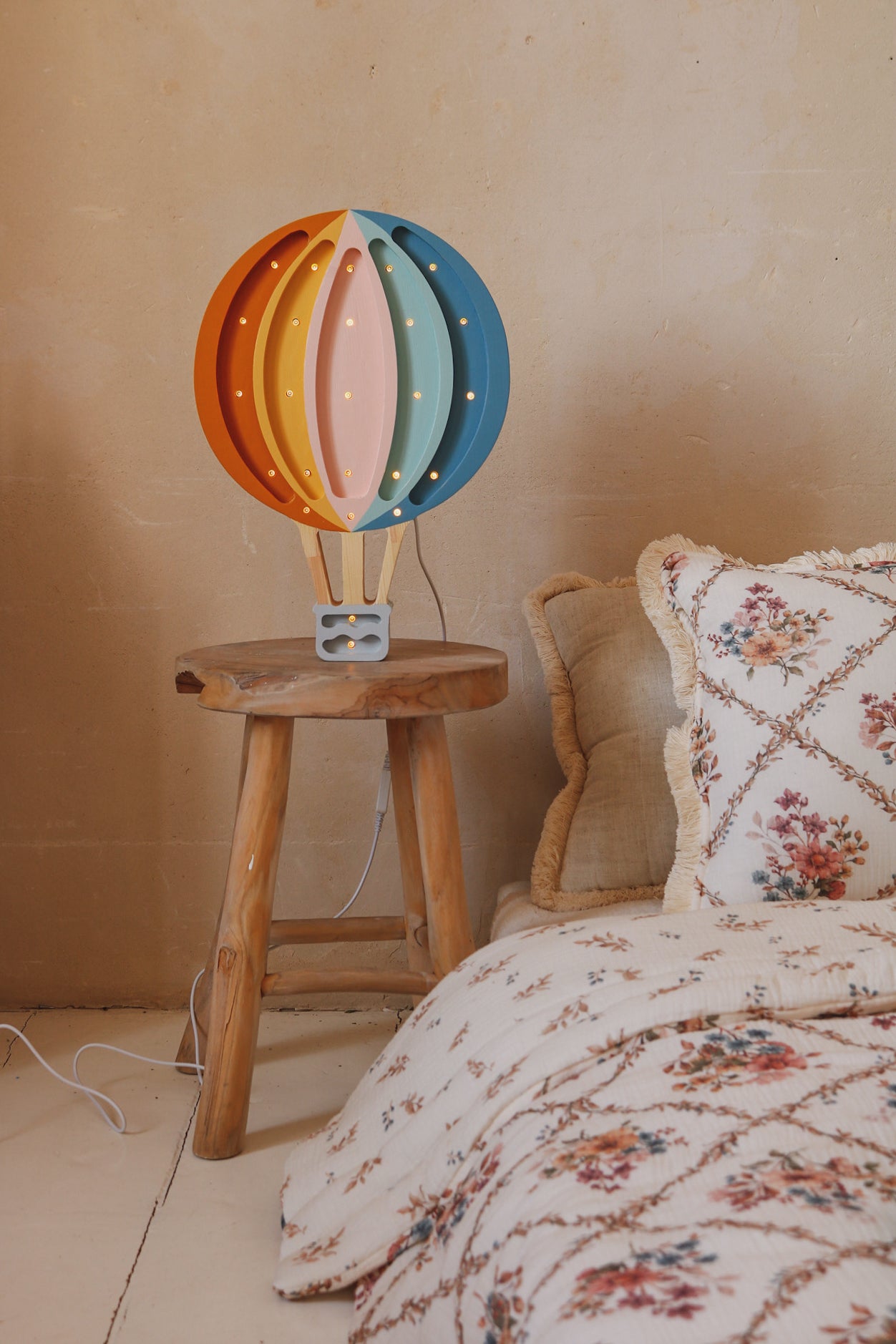 Little Lights Hot Air Balloon lampe i træ - flere farver
