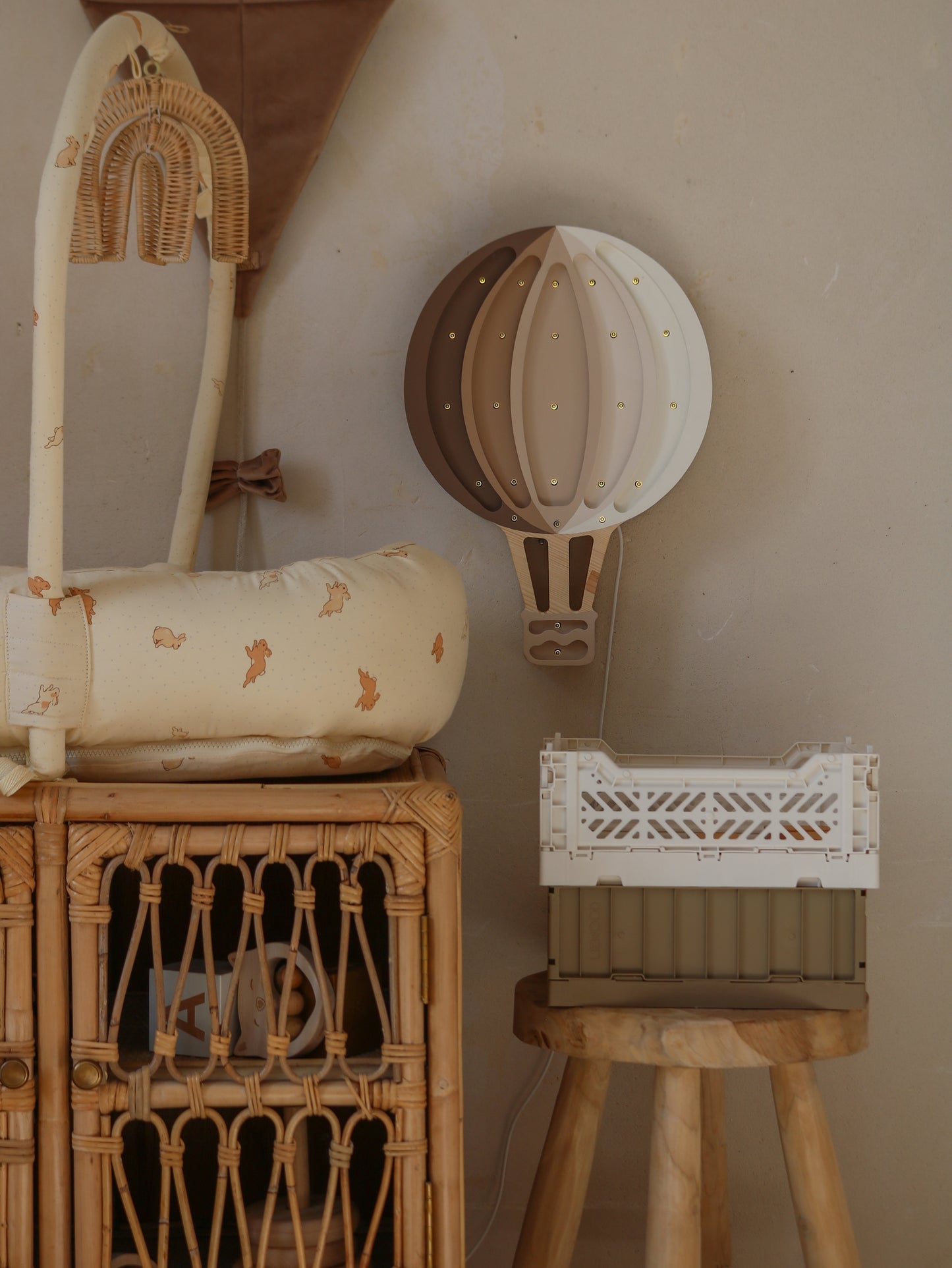 Little Lights Hot Air Balloon lampe i træ - flere farver