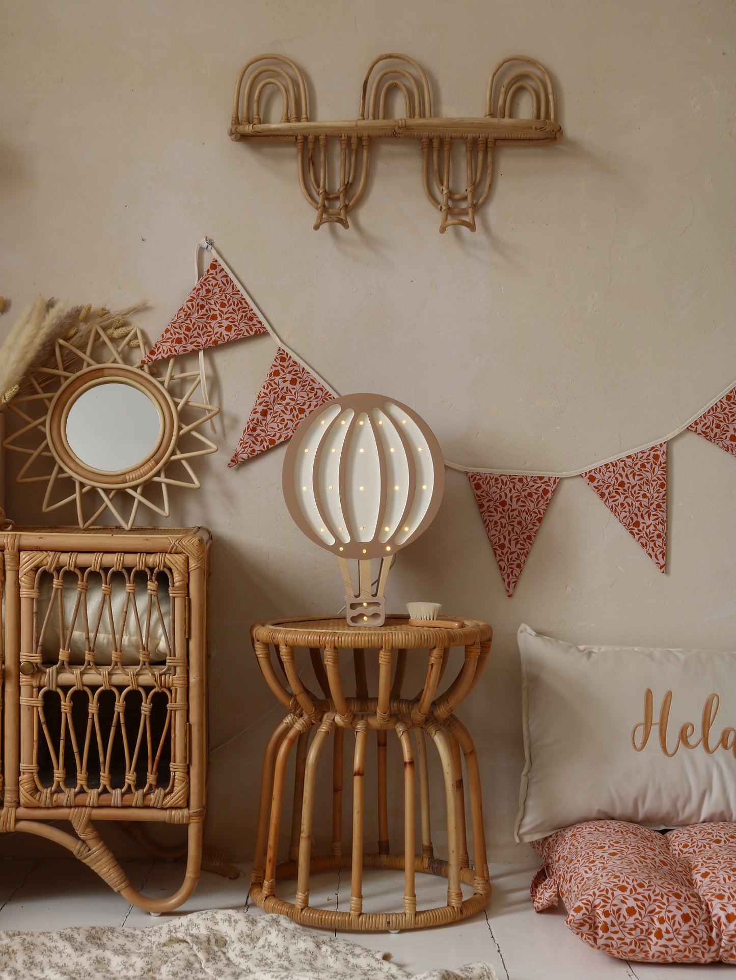Little Lights Hot Air Balloon lampe i træ - flere farver