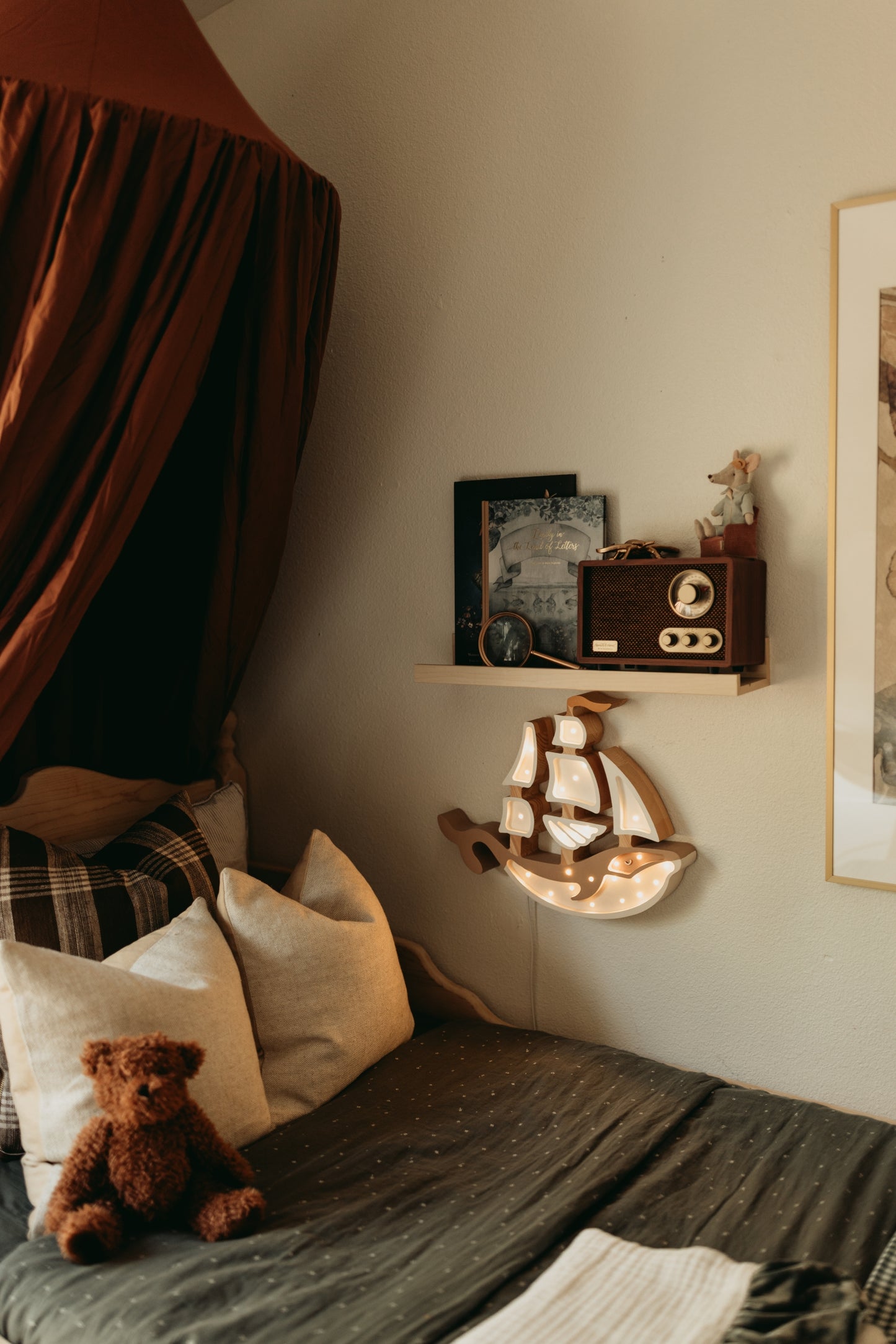 Little Lights Ship lampe i træ - flere farver
