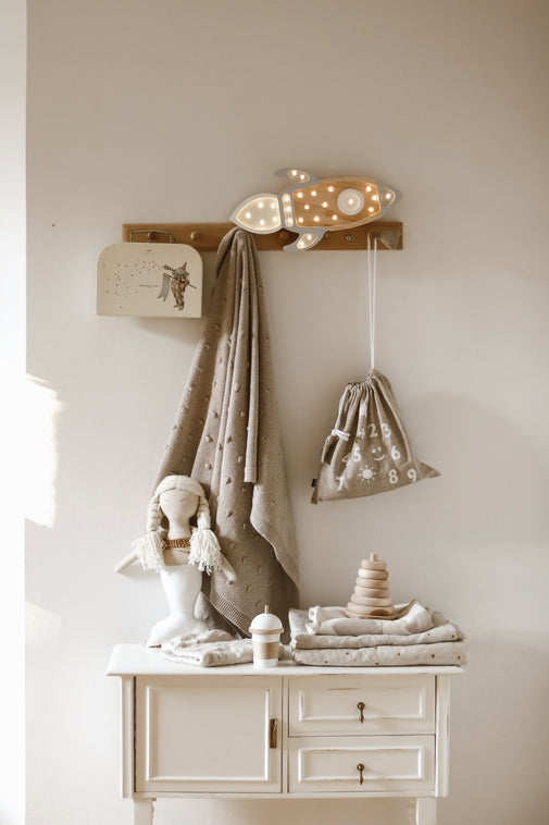 Little Lights Space Rocket lampe i træ - flere farver