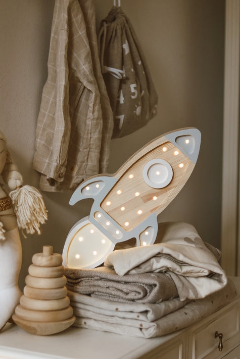 Little Lights Space Rocket lampe i træ - flere farver