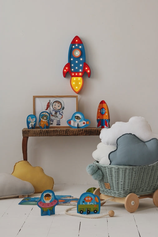 Little Lights Space Rocket lampe i træ - flere farver