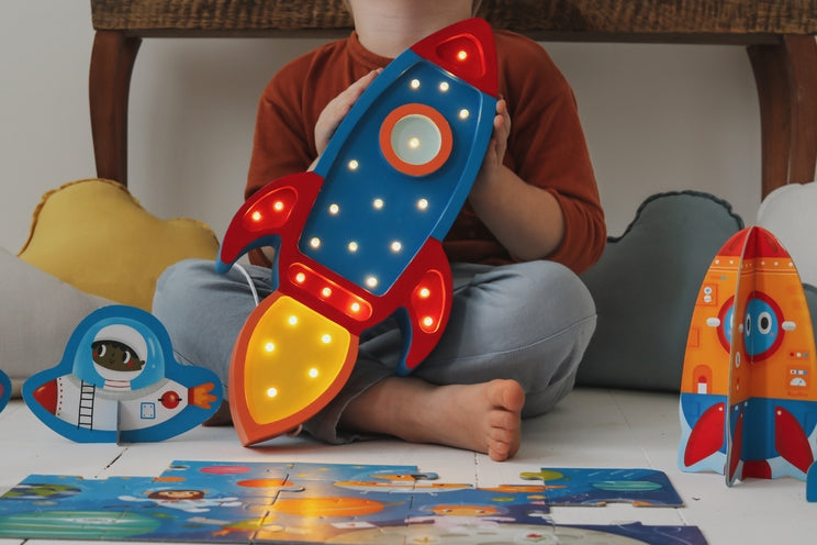 Little Lights Space Rocket lampe i træ - flere farver