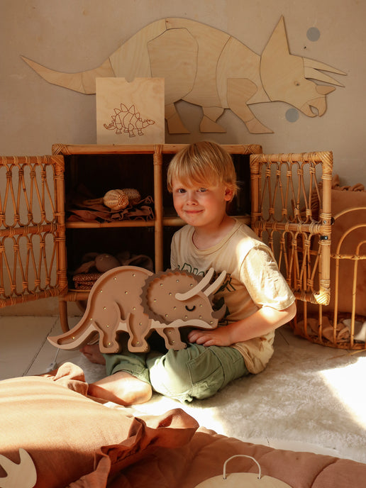 Little Lights Dino Triceratops lampe i træ - flere farver